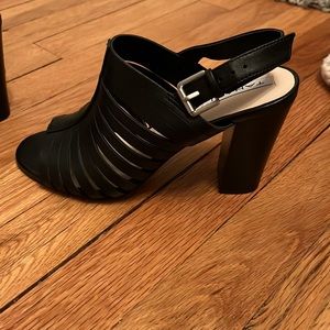 NEW Tahari black leather sandals